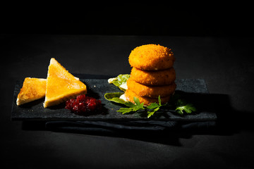 gebackener Camenbert mit Preiselbeeren und Toast