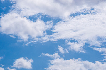 Obraz premium Cloud patterns in a sunny birght sky