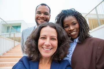 Obraz premium Happy multiethnic business people. Close-up portrait of cheerful multiracial business colleagues smiling at camera, Business team concept