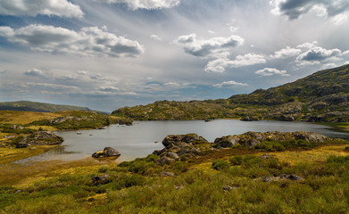 Obraz premium Laguna del Lacillo y cielo con nubes. Parque Natural Lago de Sanabria y alrededores, Zamora, España.