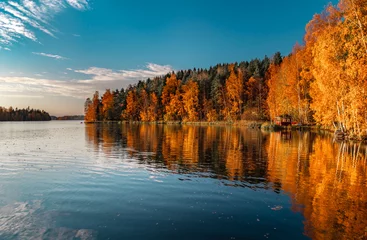 Blick auf den Herbstsee © Mohavi Creative