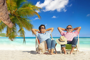 Strand und Meer - Paar entspannt im Urlaub