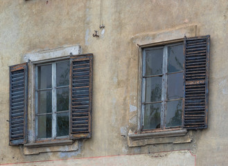 Fototapeta na wymiar old windows on the facade of a ruined house