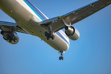 着陸態勢の旅客機