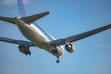 着陸態勢の旅客機