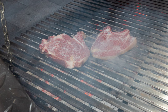 Chulet&oacute;n de vaca gallega crudo a la parrilla. Galicia, Espa&ntilde;a.