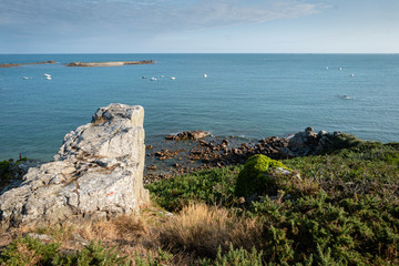 Point de vue sur la mer depuis une falaise