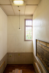 廃校　吹き抜け窓