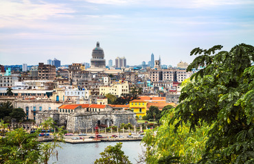 Obraz premium Kuba, Havanna; Blick über die Bucht und Hafeneinfahrt von Havanna, auf die historische Altstadt.