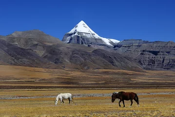 Fotobehang K2 bergen. sneeuwtoppen in de buurt van het meerlandschap
