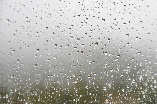 Pluie sur une vitre