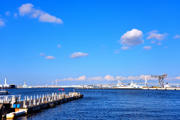 Fototapeta na wymiar 晴れた日の横浜港と桟橋