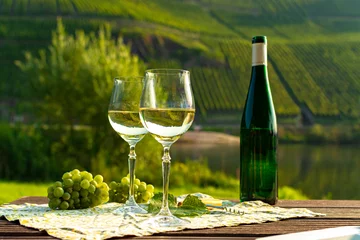  Beroemde Duitse kwaliteit witte wijn riesling, geproduceerd in de Moezel-wijnstreek van witte druiven die groeien op hellingen van heuvels in de Moezel-vallei in Duitsland © barmalini