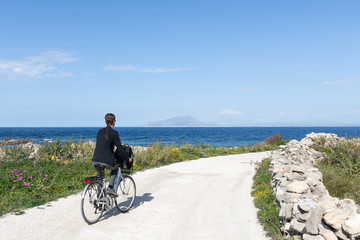Fototapeta premium Touriste à vélo sur l'île de Favignana, Sicile