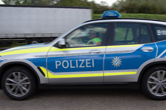 Autobahnstreife -  Einsatzfahrzeug der Autobahnpolizei auf Streife