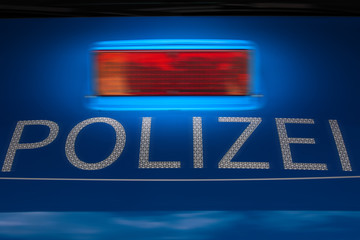 Polizei Symbolbild Streifenwagen - nacht, selektive Bewegungsunschärfe