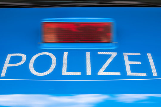 Polizei Symbolbild Streifenwagen - selektive Bewegungsunschärfer