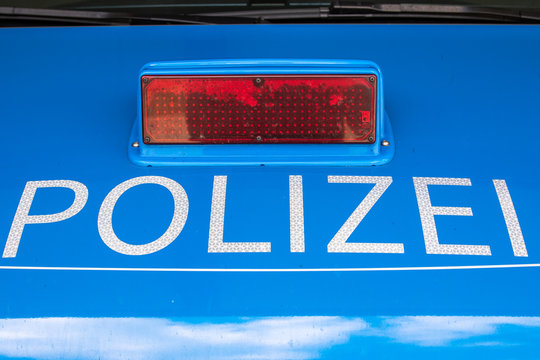 Polizei Symbolbild Streifenwagen Motorhaube
