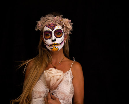 chica hermosa con maquillaje de halloween y fondo negro