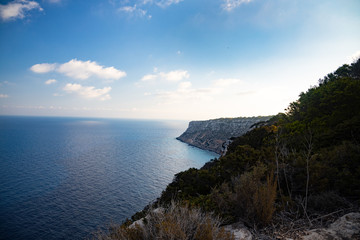 acantilado en el mar, en la costa de ibiza y formentera