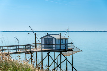 CHARENTE-MARITIME (Aquitaine, France), maison de pêcheur sur pilotis ou Carrelet