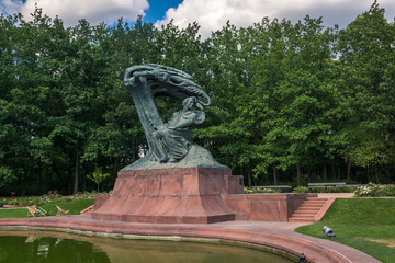 Frederic Chopin monument in Lazienki Park in Warsaw, Poland - obrazy, fototapety, plakaty
