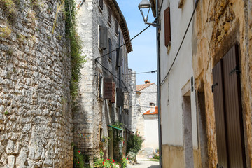 Enge Straße in einer kleinen Stadt in Istrien