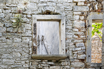 altertümliches Fenster aus Stein ohne Glas