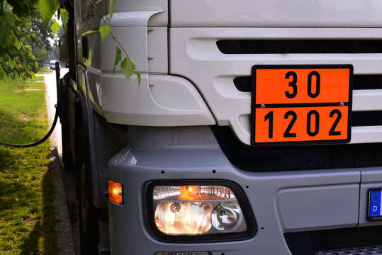 Gefahrgut brennbar explosiv Gefahr Oel LKW Tanklaster Kennzeichnung Schild Warnschild orange