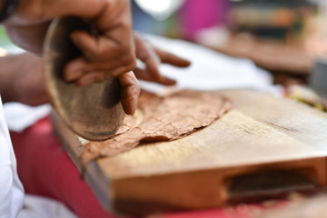 Mann dreht eine Zigarre