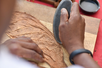 Obraz premium Mann dreht eine Zigarre