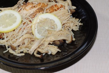 鶏胸肉の蒸し焼き、キノコを添えて