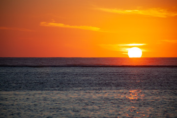 l'océan et son coucher de soleil