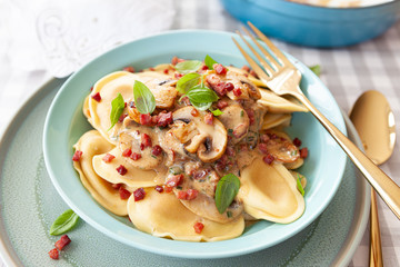 Italienische Tortelli mit Pilzsosse