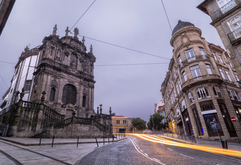 Estelas de trafico junto a la torre de los clérigos en Oporto