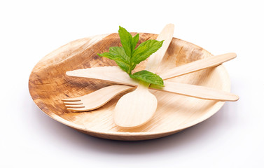 Geschirr aus Palmblatt, Teller mit Besteck aus Holz, nachhaltig und biologisch abbaubar.