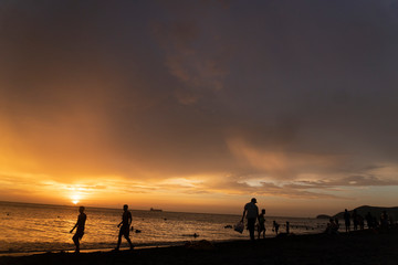 Fototapeta na wymiar Atardecer en la playa de Santa Marta