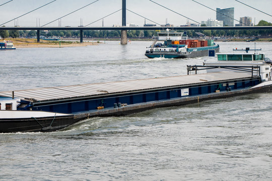 Rio de reno amplamente utilizado para transporte de carga e passageiros, ponte em Düsseldorf, uma das cidades cortadas pelo rio, Alemanha Europa