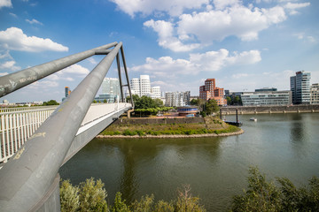 Ponte pedestres e de bicicleta que atravessa parte do rio Reno em Dusseldorf Alemanha, Europa