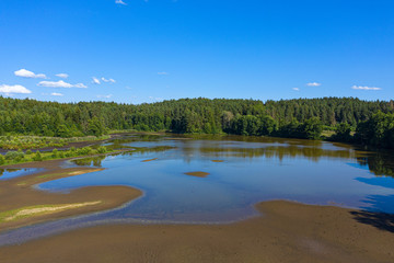 Ein fast ausgetrockneter Waldsee