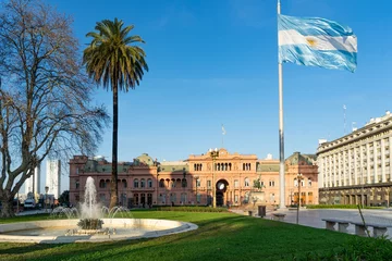 Photo sur Plexiglas Buenos Aires Plaza de Mayo à Buenos Aires et Casa Rosada avec le drapeau argentin