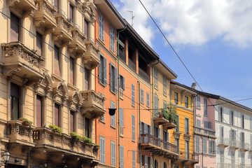Naklejka premium historyczne kolorowe budynki w mediolanie we włoszech