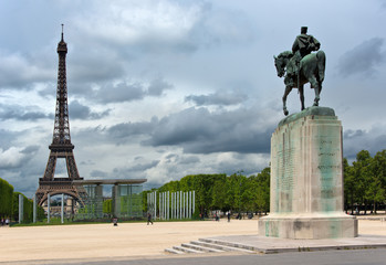 Fototapeta na wymiar Turm und Statue