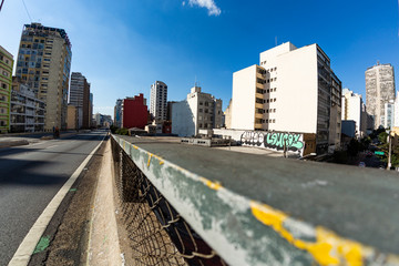 Elevado João Goulart, também conhecido como "minhocão", no centro de São Paulo, Brasil
