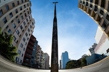Elevado João Goulart, também conhecido como "minhocão", no centro de São Paulo, Brasil