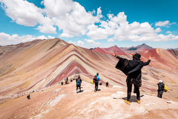 Vinicunca Rainbow Mountain, toeristen die bovenop de berg staan en het uitzicht bewonderen, Cusco, Peru