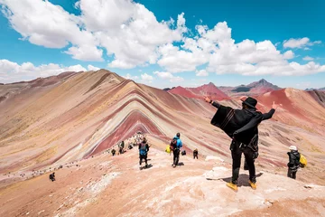 Fotobehang Vinicunca Vinicunca Rainbow Mountain, toeristen die bovenop de berg staan en het uitzicht bewonderen, Cusco, Peru