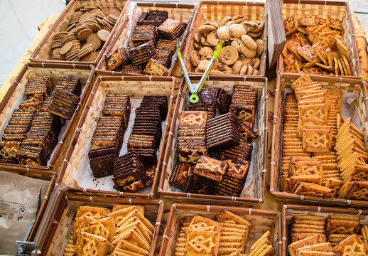 Loja de comida balc&atilde;o de biscoitos e bolachas recheadas .
