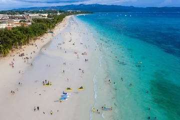 Photo sur Plexiglas Plage blanche de Boracay BORACAY, PHILIPPINES - 17 JUNE 2019: Crowds gathering on White Beach on Boracay Island to watch the famous sunset