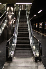 Escadas rolante em estações de metro e trem ou mesmo em shopping